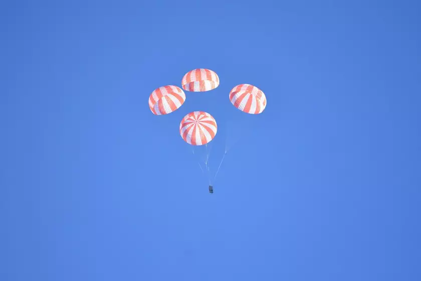 SpaceX успешно провела испытания парашютов для Crew Dragon