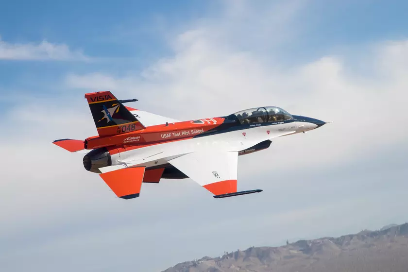ВВС США протестируют модифицированную версию истребителя F-16 Fighting Falcon в рамках программы Skyborg по созданию дешёвых дронов на базе ИИ