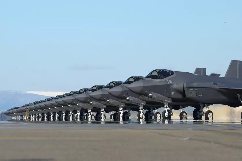 США отправят истребители F-35 в Великобританию, системы ПВО в Германию и военные эсминцы в Испанию из-за угрозы со стороны России