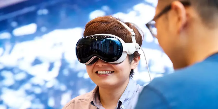 Apple делится фотографиями, как первые клиенты за пределами США покупают Vision Pro