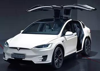 Слабоумие и отвага: как обмануть автопилот Tesla