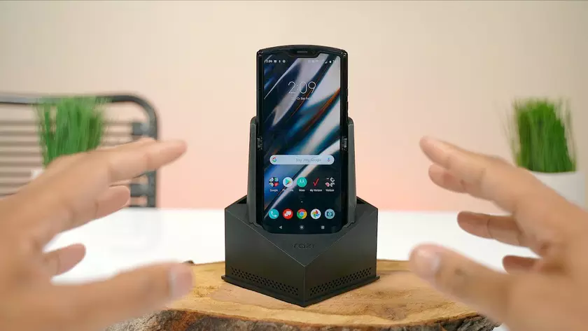 Легко царапается, скрипит и гнется: Motorola RAZR провалил тесты JerryRigEverything