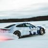 Porsche Taycan GTS на льду