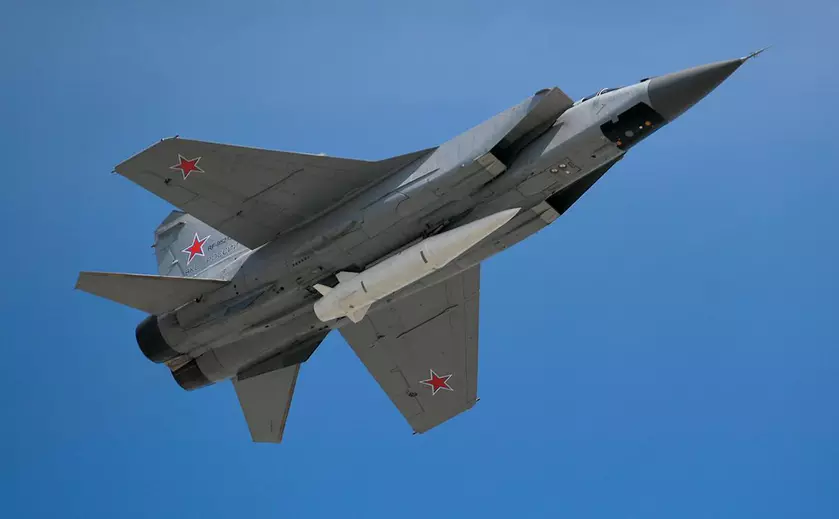 МиГ-31К потерял псевдогиперзвуковую ракету Х-47М2 на территории россии, а спустя месяц её обнаружил тракторист торчащей в земле