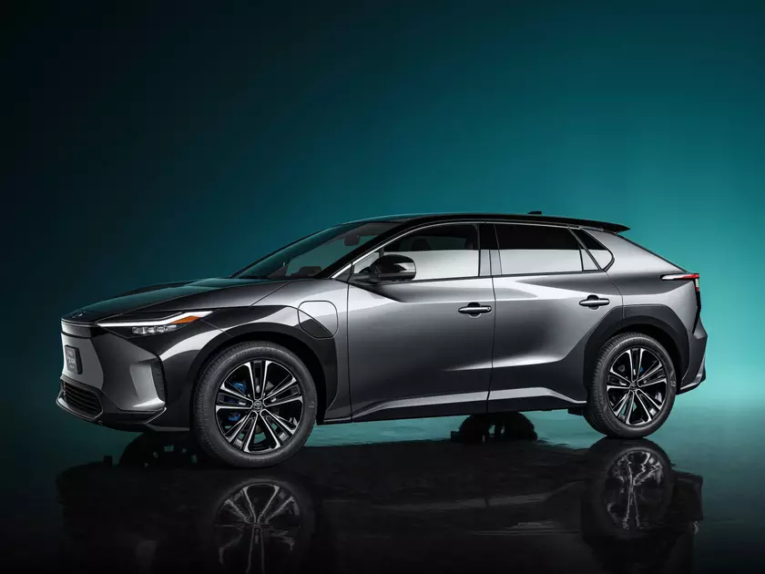 Первый электромобиль нового бренда: Toyota показала кроссовер bZ4X на платформе e-TNGA со штурвалом вместо руля