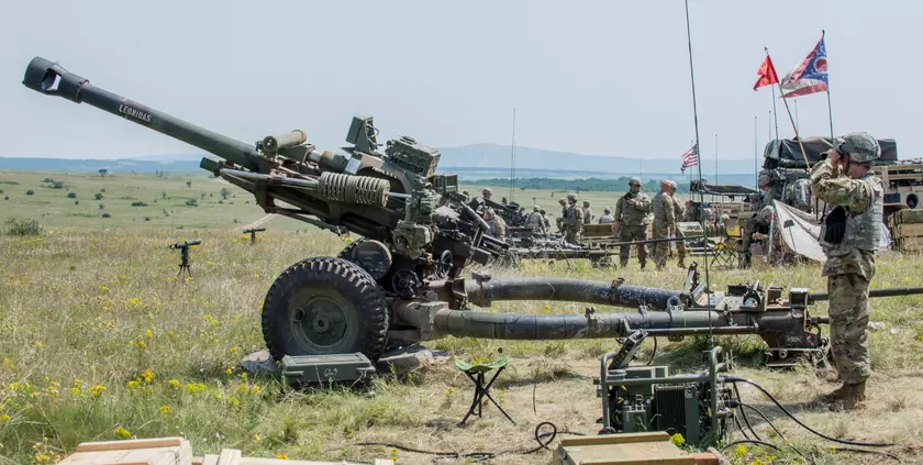 Украинские солдаты учатся использовать американские гаубицы M119A3, это самая современная версия M119 с цифровой системой управления огнем
