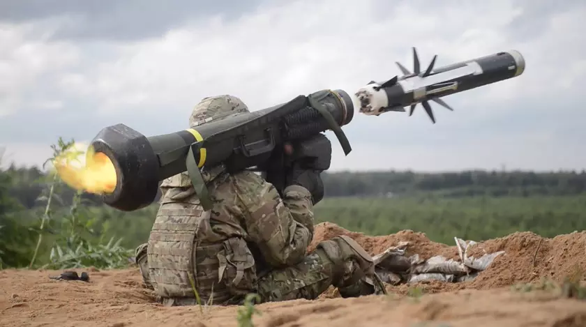 Внутри FGM-148 Javelin: Глубокое погружение в технологию, стоящую за этой противотанковой ракетой