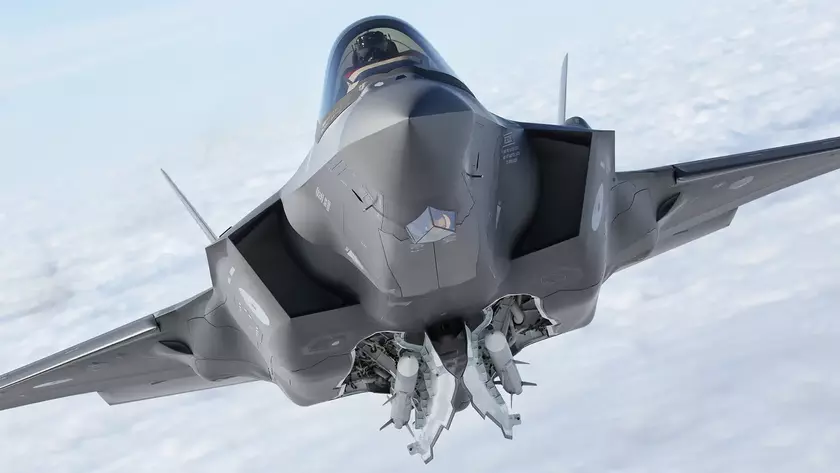 Lockheed Martin разрабатывает новую компоновку отсека для F-35A и F-35C – истребители смогут нести больше ракет AIM-120 AMRAAM