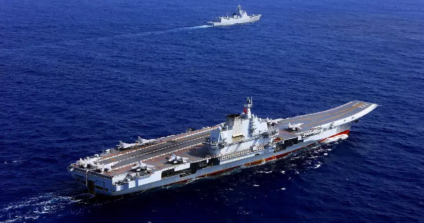 Китайский авианосец Shandong вместе с истребителями J-16 и Су-30 был замечен рядом с границей Тайваня