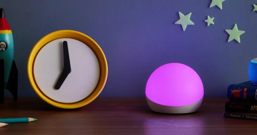 Amazon Echo Glow: умная лампа с голосовым помощником Alexa и скидкой 33%