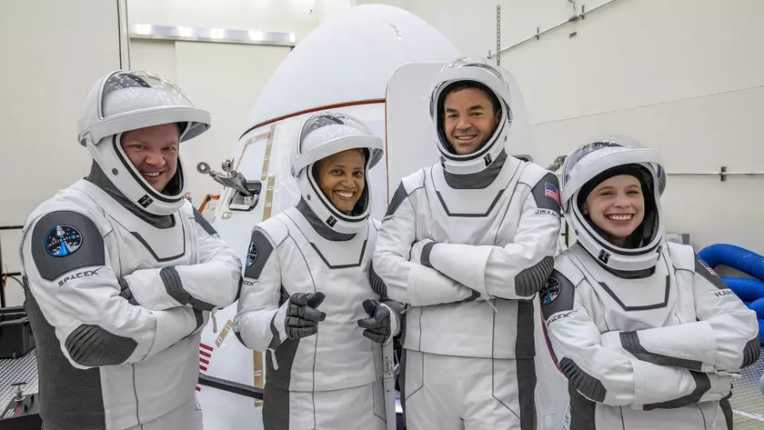 SpaceX отправила на орбиту первых космических туристов