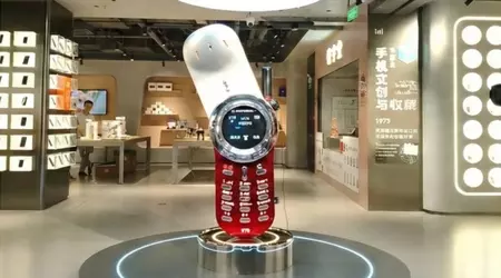 A two-meter functional replica of the legendary Motorola V70 is exhibited in the Chinese mobile phone museum