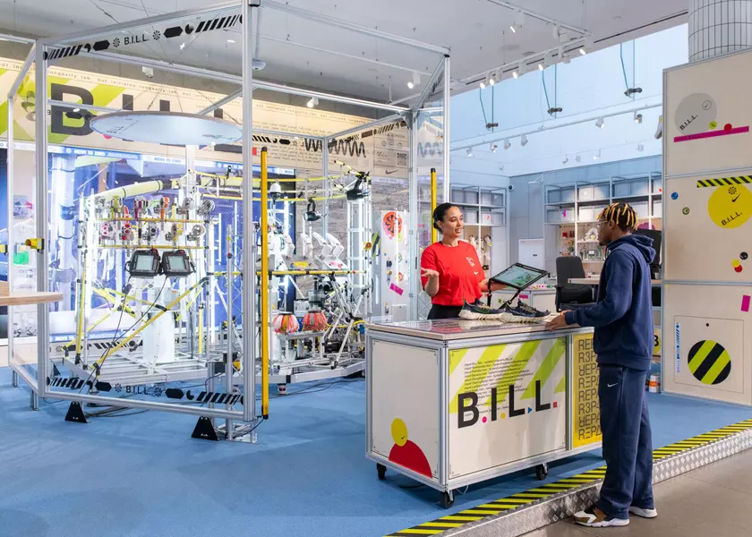 Nike представила робота B.I.L.L., который умеет чистить и ремонтировать старые кроссовки