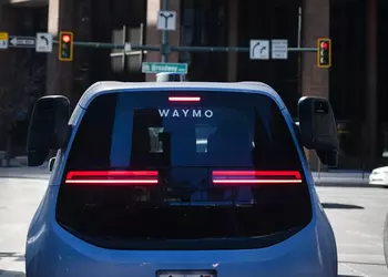 Юные кожаные мешки такого не ожидали: роботакси Waymo привезло двух пьяных подростков в руки полиции