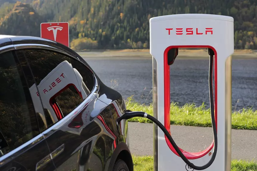 Правительство США начало расследование столкновений автомобилей Tesla Autopilot с машинами экстренных служб