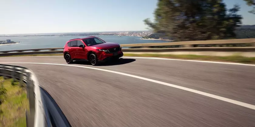 Кроссовер Mazda CX-5 третьего поколения в белом цвете