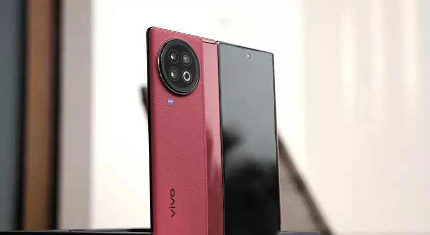 Два AMOLED E6 дисплея, чип Snapdragon 8 Gen 2 и батарея с зарядкой на 120 Вт: инсайдер раскрыл характеристики vivo X Fold 2