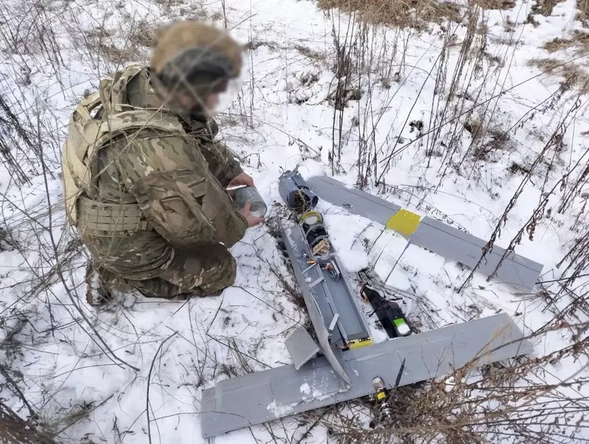 Украинский военный демонстрирует достижение: сбитый российский дрон