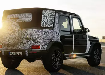 Mercedes вывел на испытания новый G-Class кабриолет