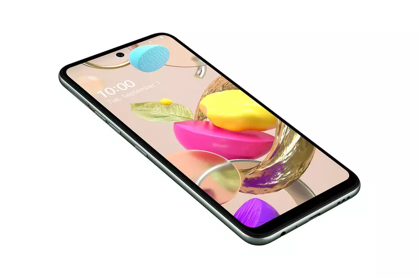 LG K42: защищенный смартфон со слабым «железом» и странным дизайном
