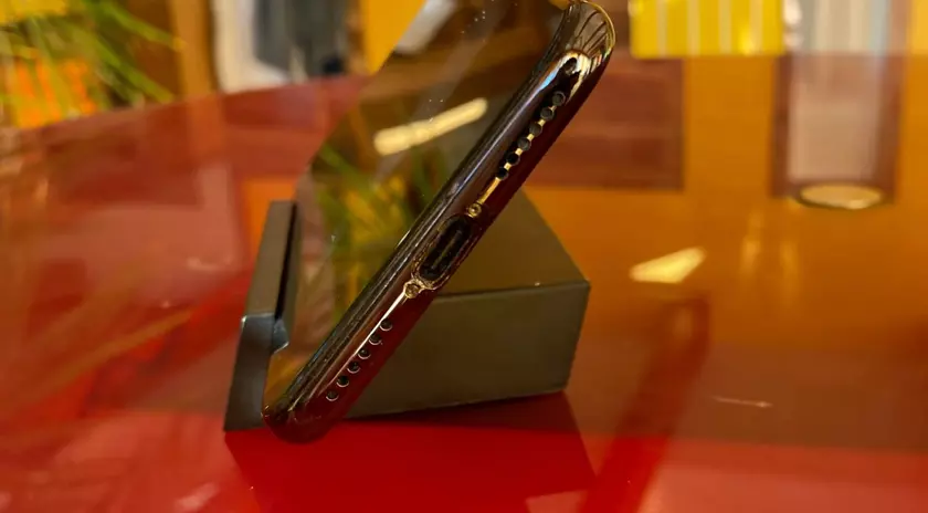 Второй iPhone X с USB-C вместо Lightning продали лишь за $3 000