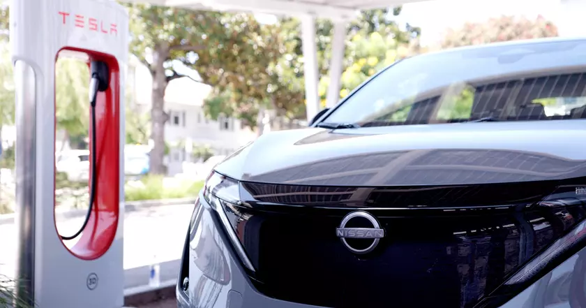 Nissan Ariya подзарядится на станции Tesla: возможности совместимости