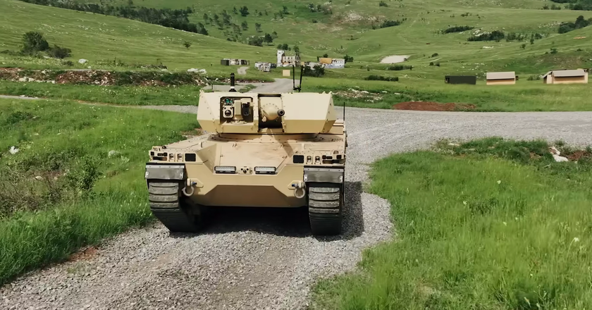 Эстонцы показали, как боевой робот Type-X уничтожает автомобили – у танка есть пушки, ракеты и даже дроны
