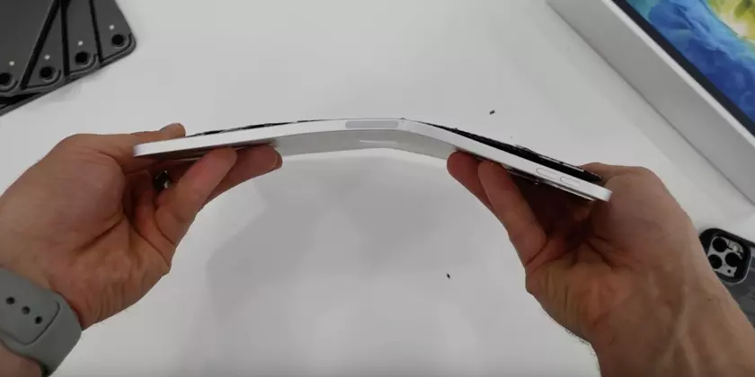По стопам старого планшета: новый iPad Pro так же легко гнется и трещит по швам