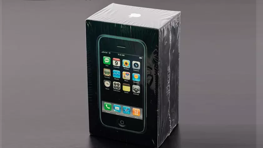 Ни разу не использован, в запечатанной коробке: самый первый iPhone продают на аукционе за $50 тысяч