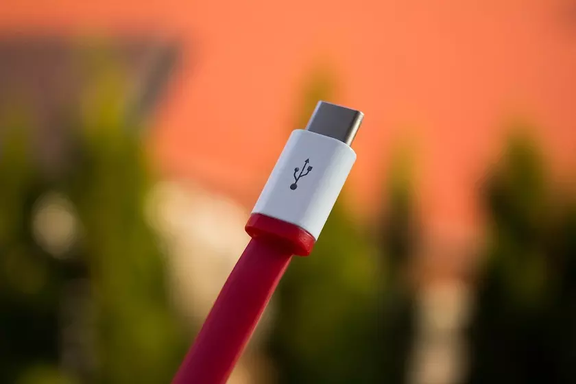 ЕС готовит единый стандарт зарядных устройств для смартфонов. Apple категорически против