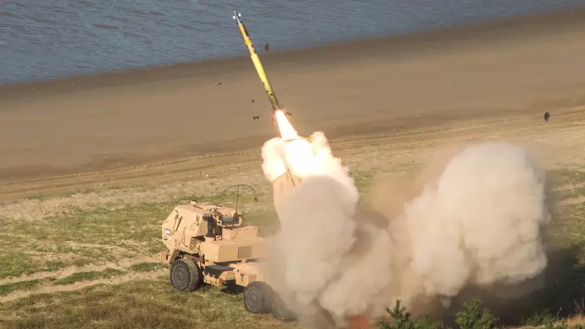 Байден официально объявил о передаче Украине РСЗО HIMARS
