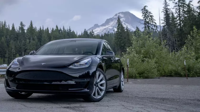 Tesla с автопилотом на горной дороге