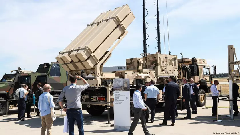 В 2023 году Украина получит два немецких зенитно-ракетных комплекса IRIS-T SLM, а в 2024 году Германия передаст ещё четыре системы ПВО