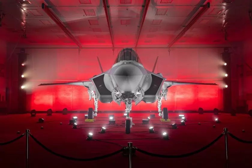 Lockheed Martin презентовал первый польский истребитель F-35 Husarz 