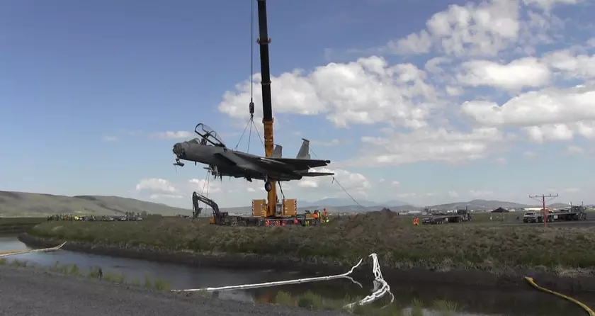 ВВС США с помощью 400-тонного крана подняли утонувший истребитель F-15 Eagle на базе «Кингсли-Филд» в Орегоне
