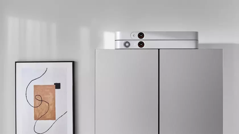 Портативная электростанция Jackery FridgeGuard возле холодильника