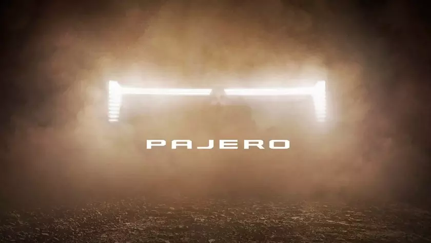 Цифровая панель приборов нового Mitsubishi Pajero