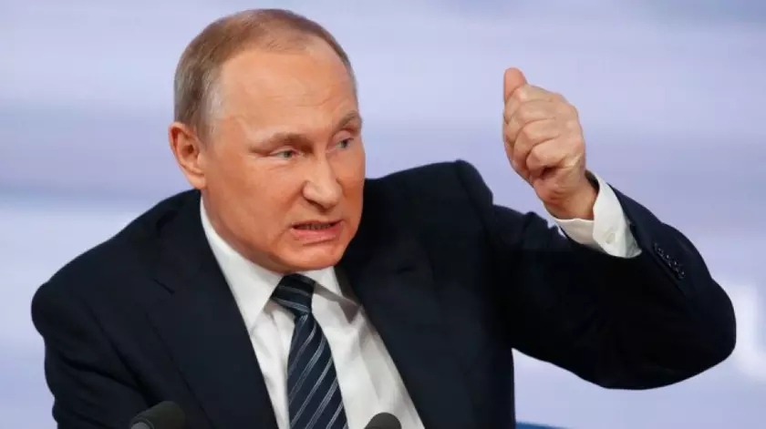 «Зеленский круче Путина», «Жалкий диктор и параноик», «Путин должен уйти» – на сайте «Лента.ру» появились материалы с критикой президента России
