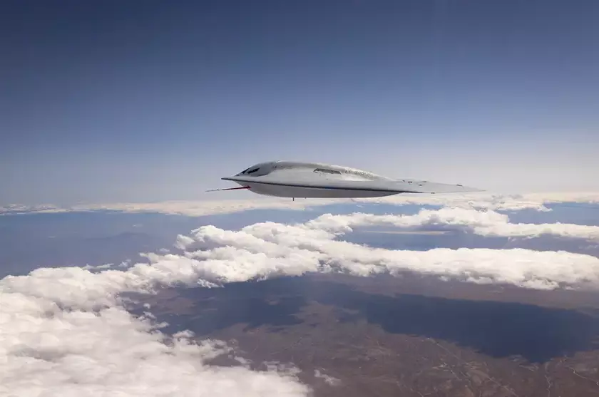 Появились фотографии новейшего стелс-бомбардировщика США B-21 Raider