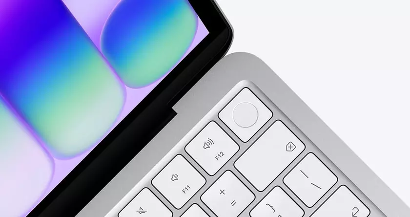 Новый MacBook Neo на рабочем столе