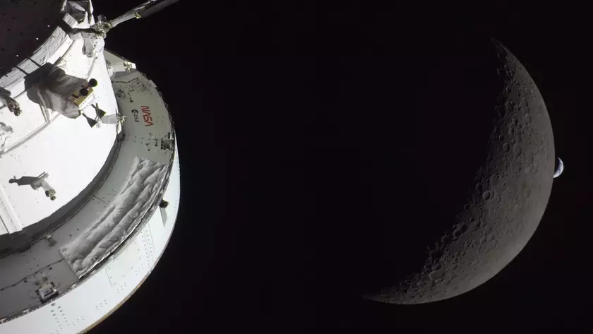 Вид Луны из иллюминатора корабля Orion