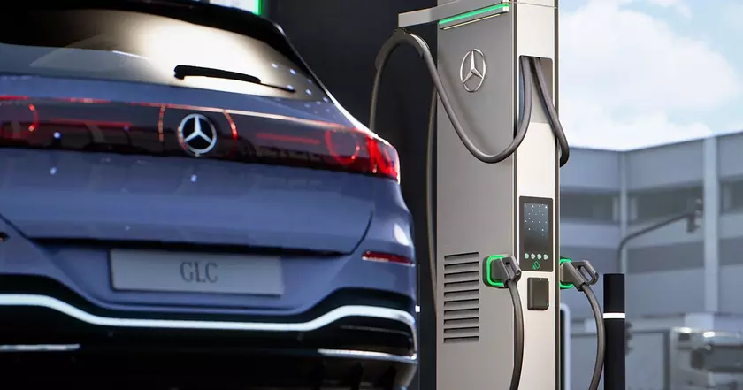 Готовы заправить электродружественного партнёра: Mercedes-Benz GLC EQ у зарядки