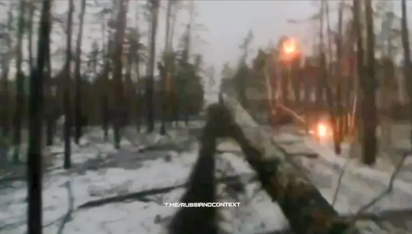 Российская колонна попала под удар кассетными боеприпасами: запись с камеры оккупанта (7 минут видео)