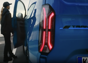 Новая система Ford Pro Delivery Assist автоматически выключает двигатель, закрывает окна, блокирует двери и включает аварийную сигнализацию, когда водители фургонов доставки делают остановки