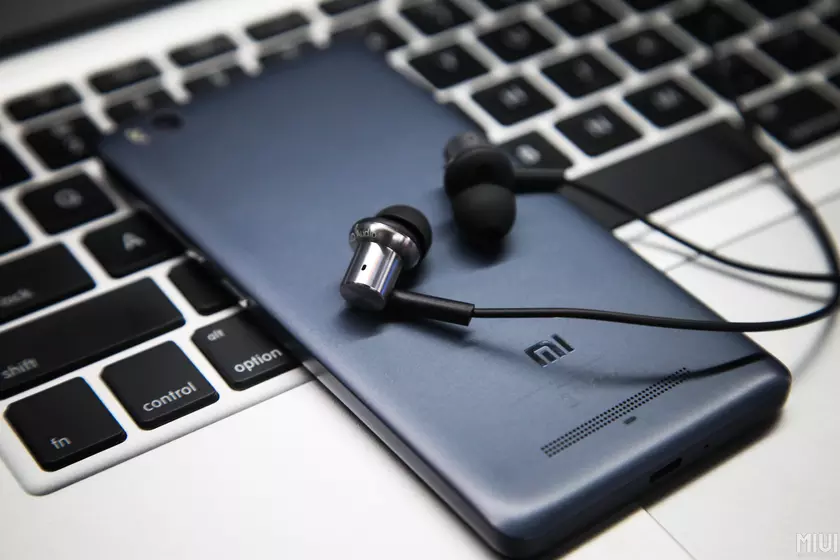 Xiaomi выпустила гибридные внутриканальные наушники за $16