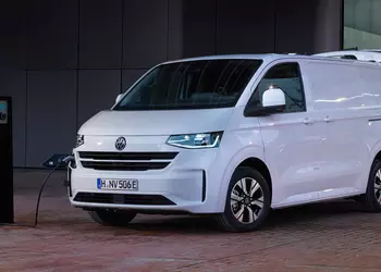 Volkswagen добавил новому Transporter батарейные версии Shuttle и Kombi