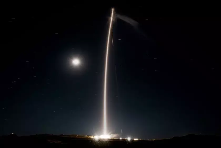 Таймлапс зафиксировал впечатляющий световой след Falcon 9 в Калифорнии