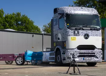 Аккумуляторная батарея Mercedes-Benz eActros 600 выдержала сильный боковой удар в ходе краш-теста
