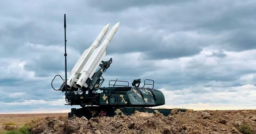 Украинский ЗРК «Бук-М1» уничтожил российский вертолёт Ка-52 «Аллигатор» и иранский дрон Shahed-136 (видео)