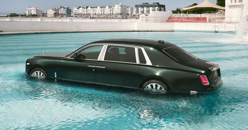 Легенда автоиндустрии плывёт: Rolls-Royce Phantom покоряет бассейн